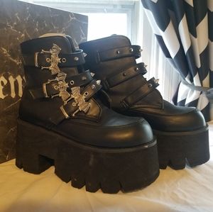 Demonia Ashes 55 size 9, black platform boots